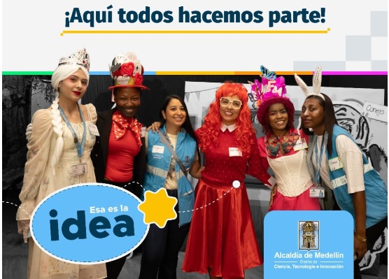 El afiche muestra a seis personas con vestuarios coloridos y creativos, acompañadas del mensaje “¡Aquí todos hacemos parte!”.
En la parte inferior aparece el logo de la Alcaldía de Medellín